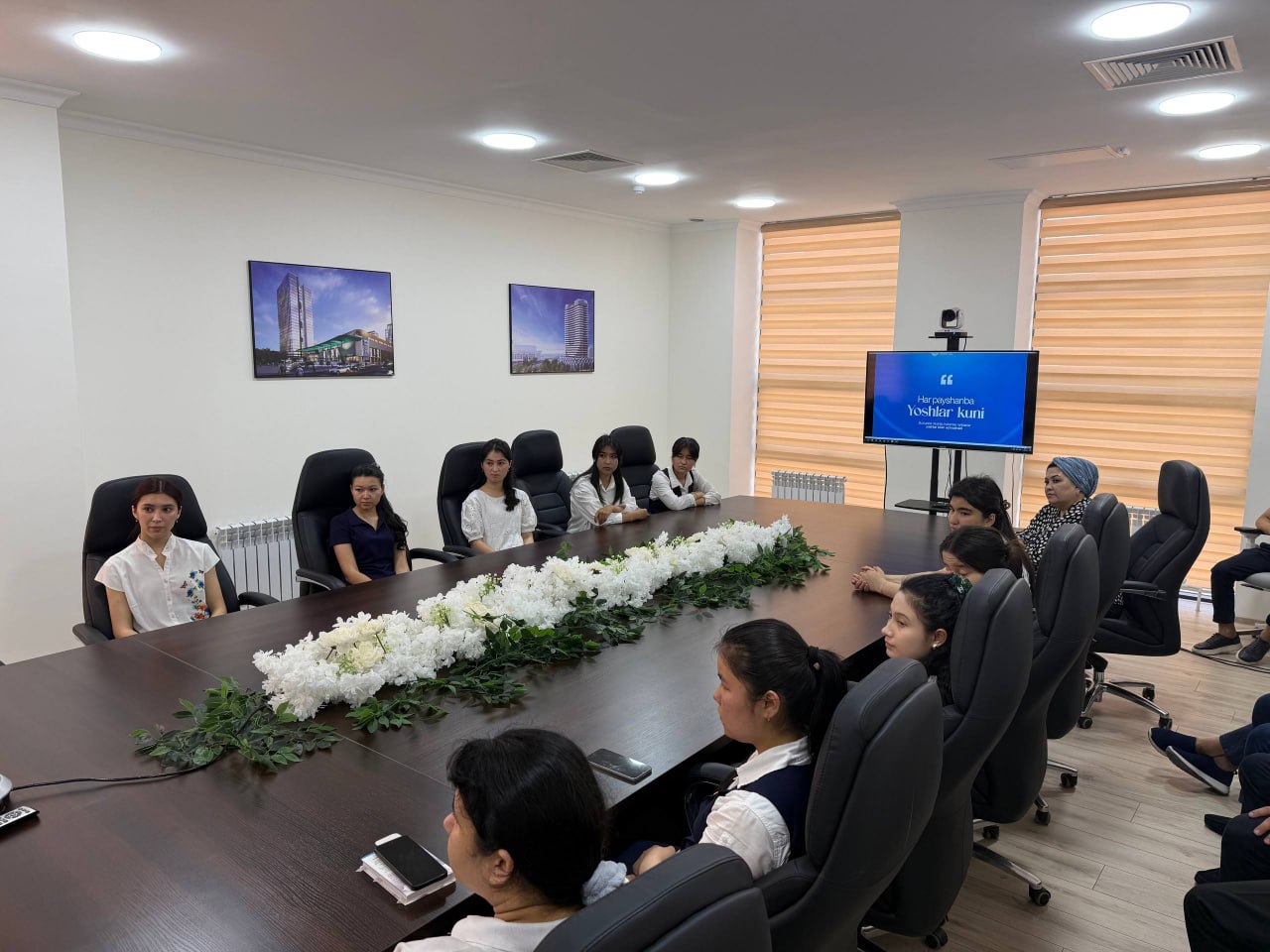 "Yoshlar kuni" munosabati bilan Sirdaryo viloyat adliya boshqarmasi boshlig‘i Jahongir Zoxidov Guliston shahridagi bir guruh yoshlar bilan uchrashdi.